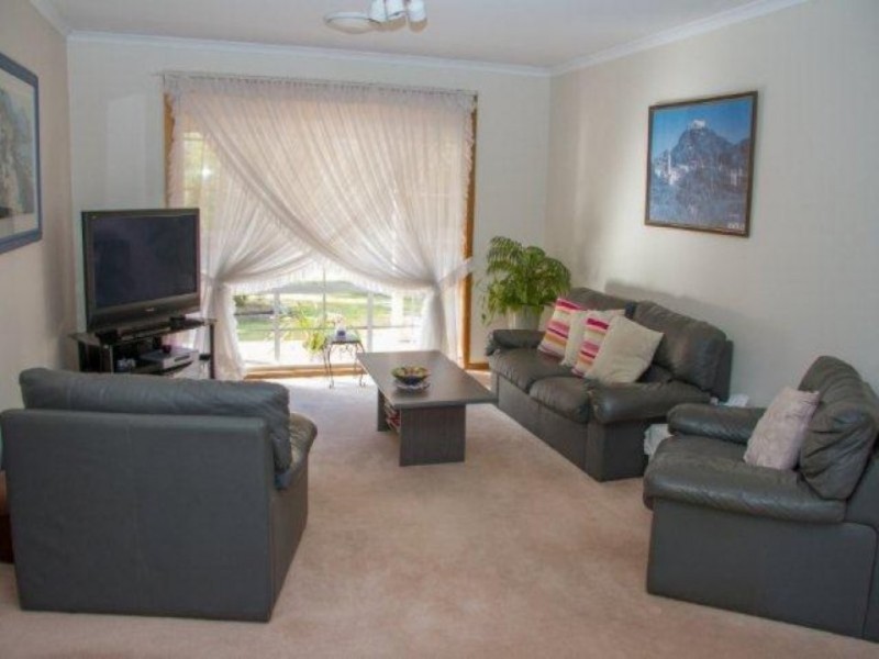 65 SCHOOL STREET, Hanwood NSW 2680