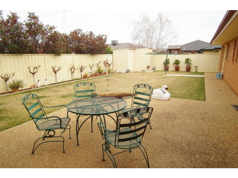 25 Little Road, Griffith NSW 2680