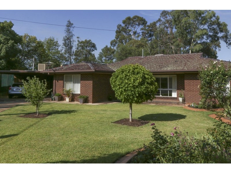 8 Foster Place, Griffith NSW 2680