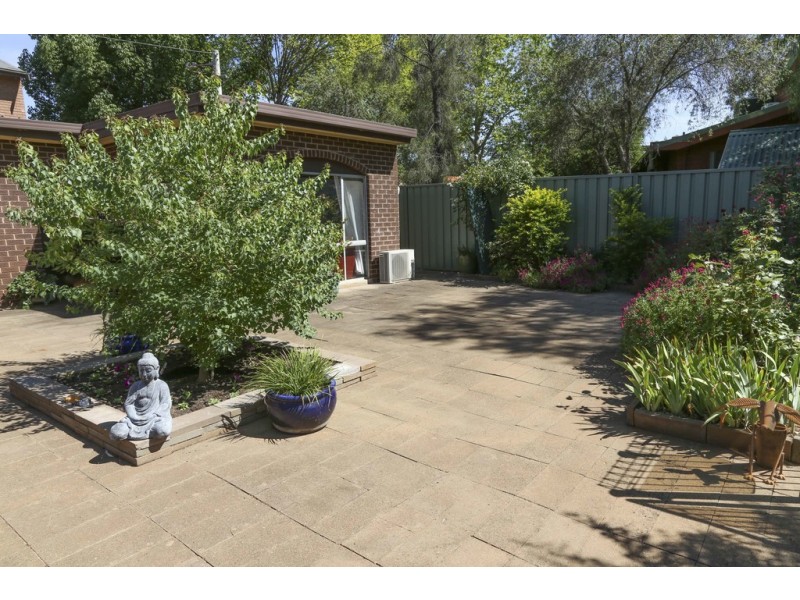 8 Foster Place, Griffith NSW 2680