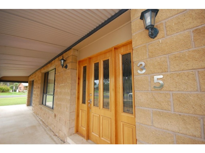 35 Currawong Crescent, Coleambally NSW 2707