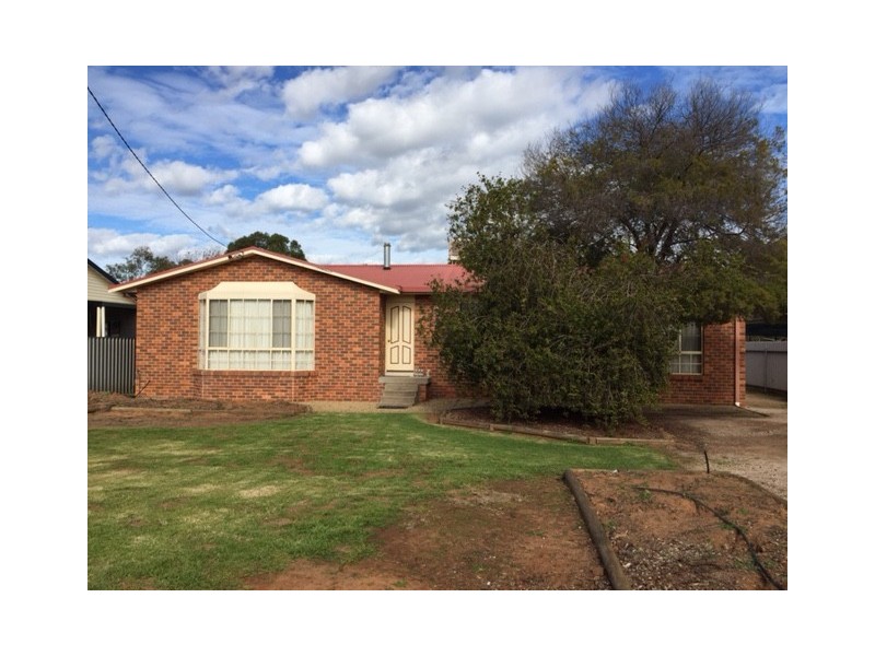 4 Leonard Road, Hanwood NSW 2680