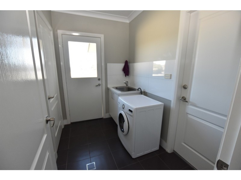 9 Brock Place, Orange NSW 2800