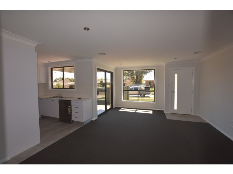 1B Redloum, Orange NSW 2800