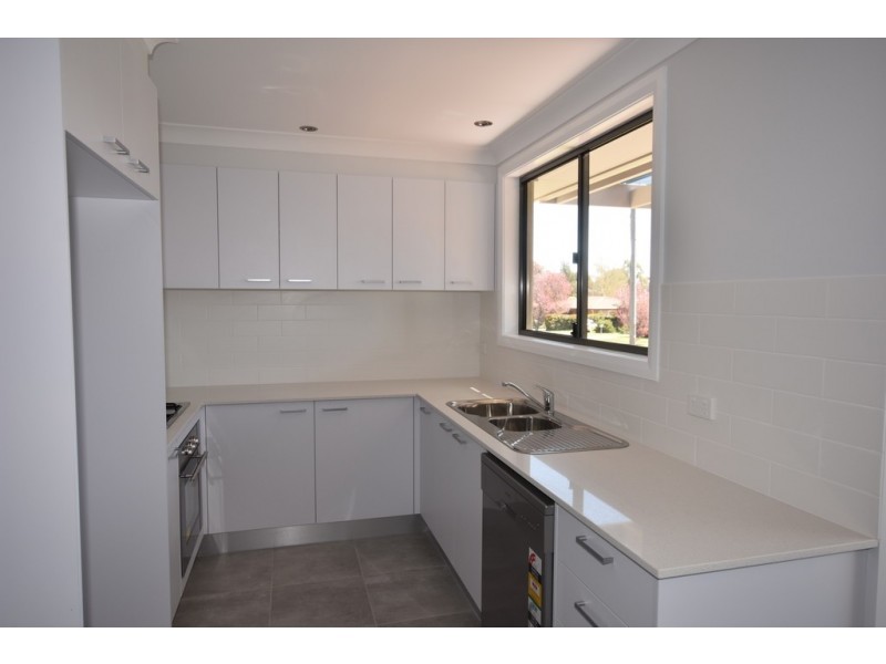 1B Redloum, Orange NSW 2800