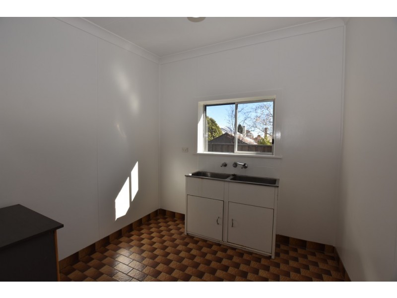 194 March Street, Orange NSW 2800