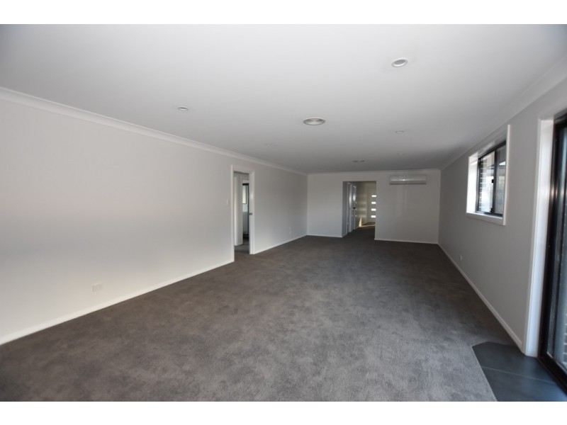 13 Stevenson Way, Orange NSW 2800