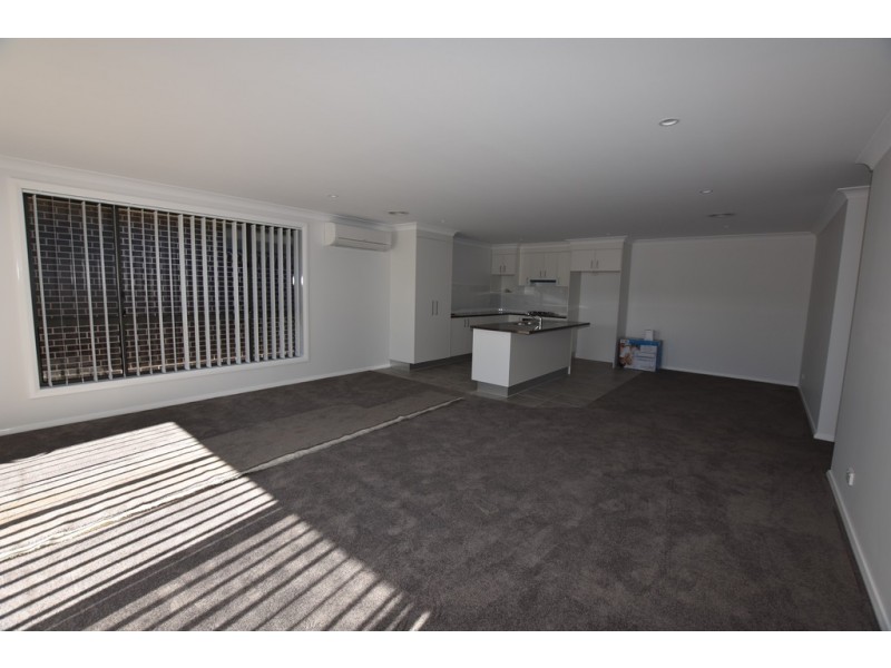 11 Stevenson Way, Orange NSW 2800