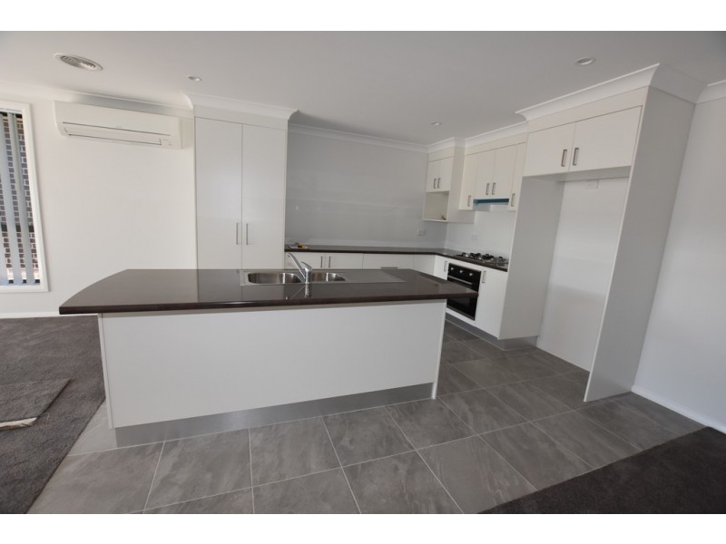 11 Stevenson Way, Orange NSW 2800