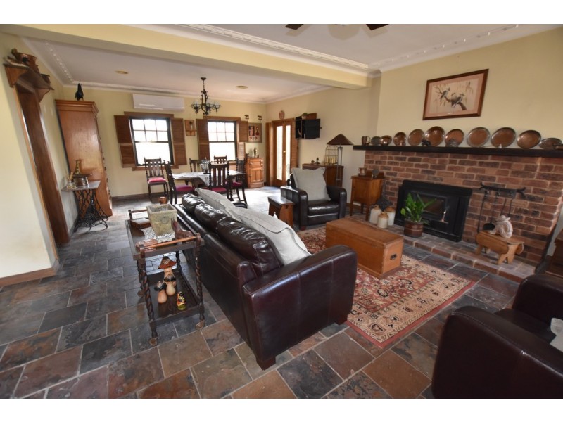 82 Molong Road, Orange NSW 2800