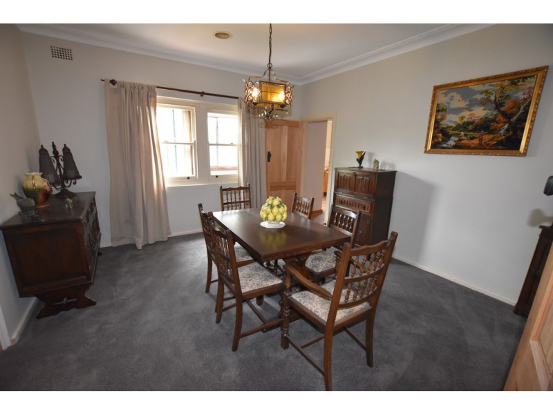 82 Molong Road, Orange NSW 2800