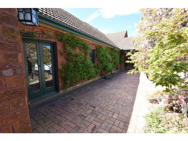 82 Molong Road, Orange NSW 2800