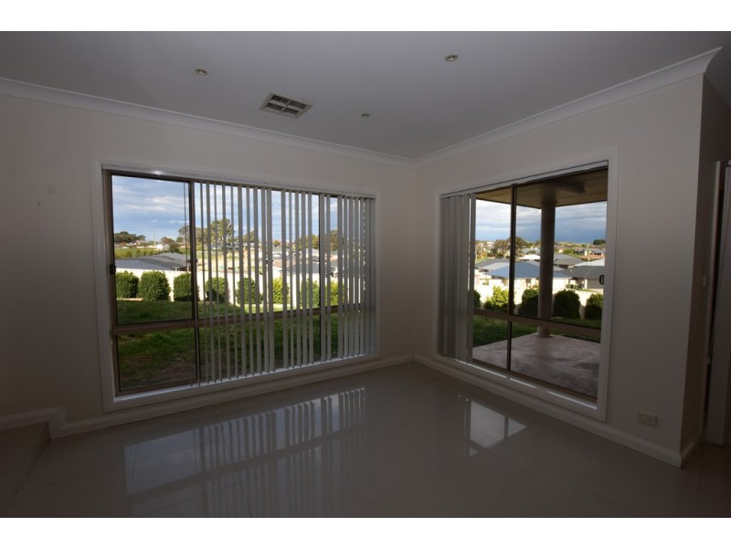 8 Gregory Place, Orange NSW 2800