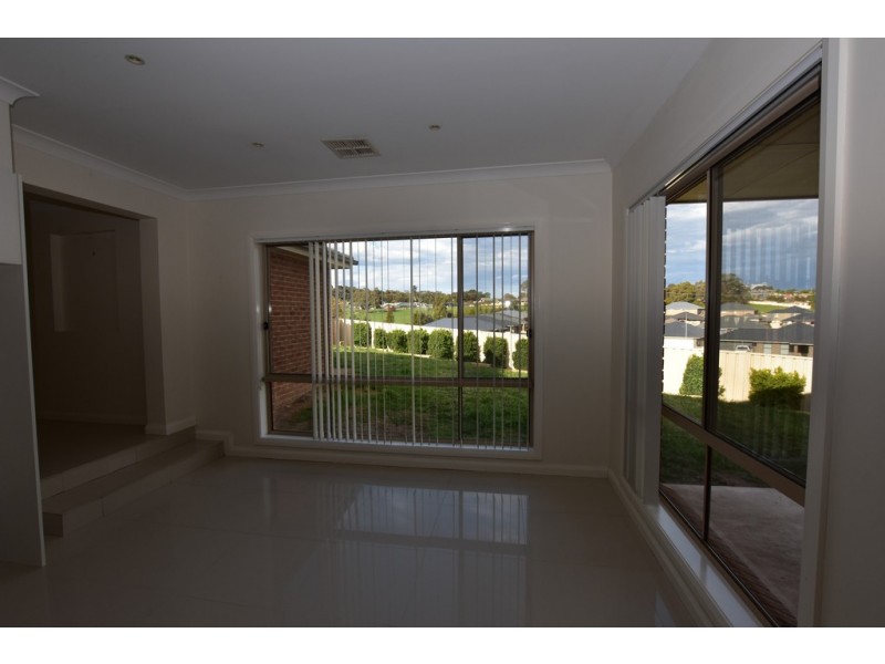 8 Gregory Place, Orange NSW 2800