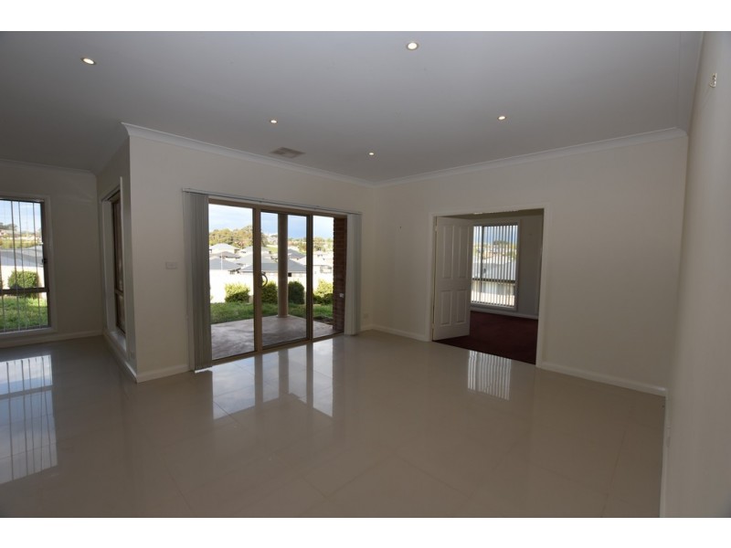 8 Gregory Place, Orange NSW 2800