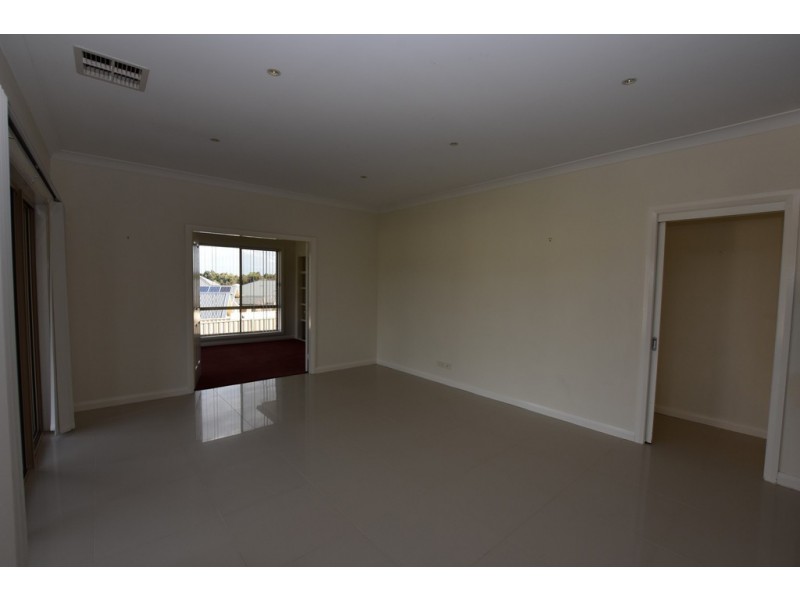 8 Gregory Place, Orange NSW 2800