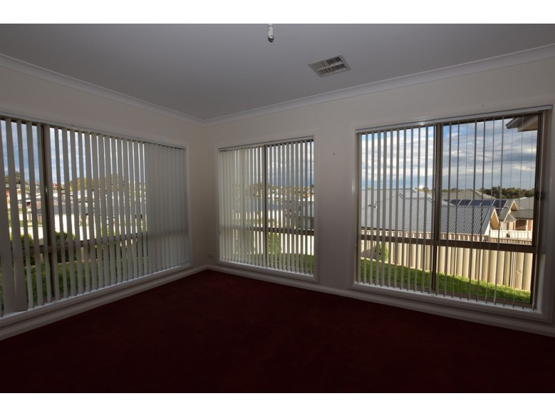 8 Gregory Place, Orange NSW 2800