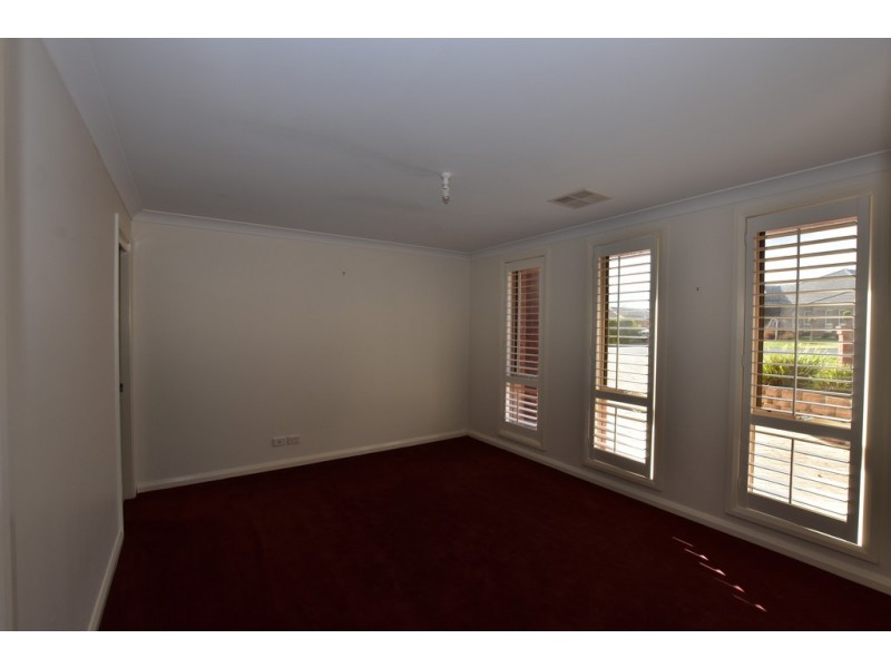 8 Gregory Place, Orange NSW 2800