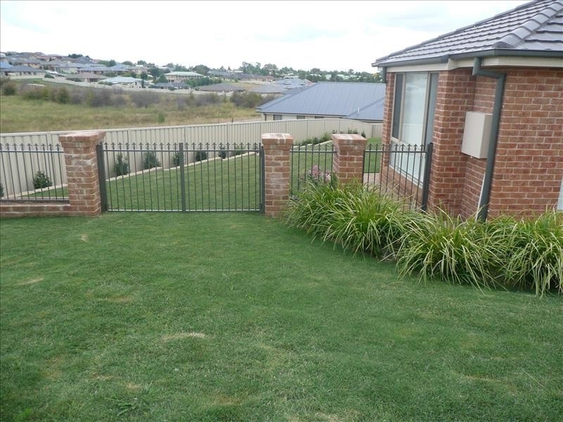 8 Gregory Place, Orange NSW 2800