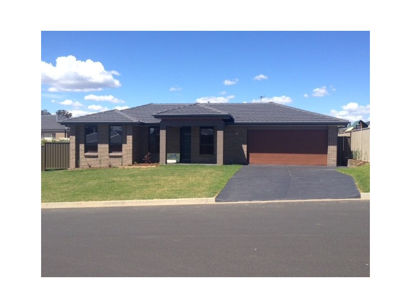 32 Botanic Way, Orange NSW 2800