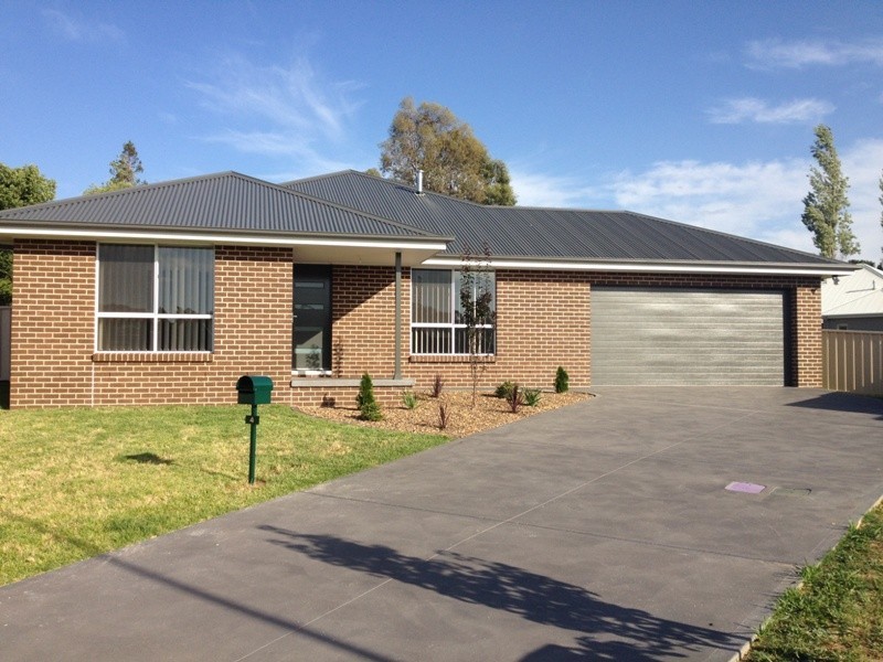 4 Burrows Court, Orange NSW 2800