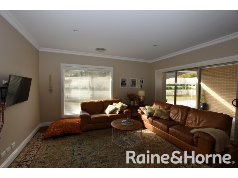 80 Valencia Drive, Orange NSW 2800