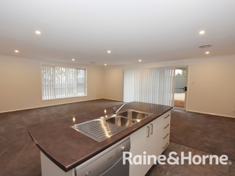 27 Emmaville Street, Orange NSW 2800