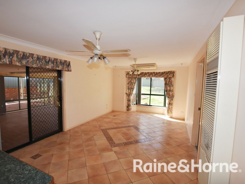 8 Melville Place, Orange NSW 2800