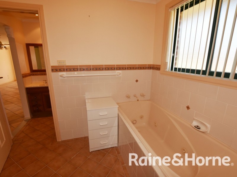 8 Melville Place, Orange NSW 2800