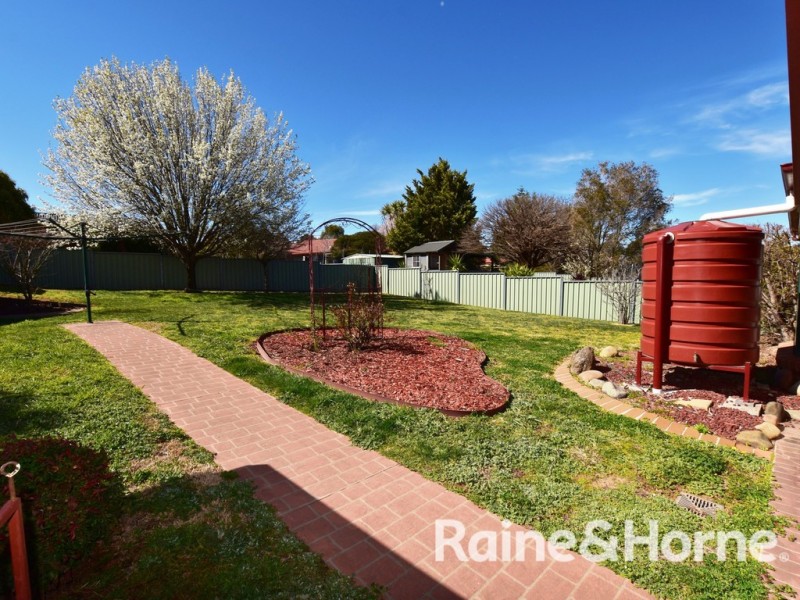 8 Melville Place, Orange NSW 2800