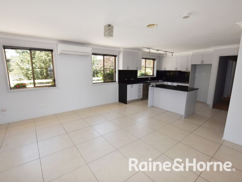 10 Narambla Drive, Orange NSW 2800