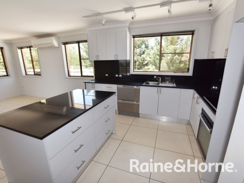 10 Narambla Drive, Orange NSW 2800