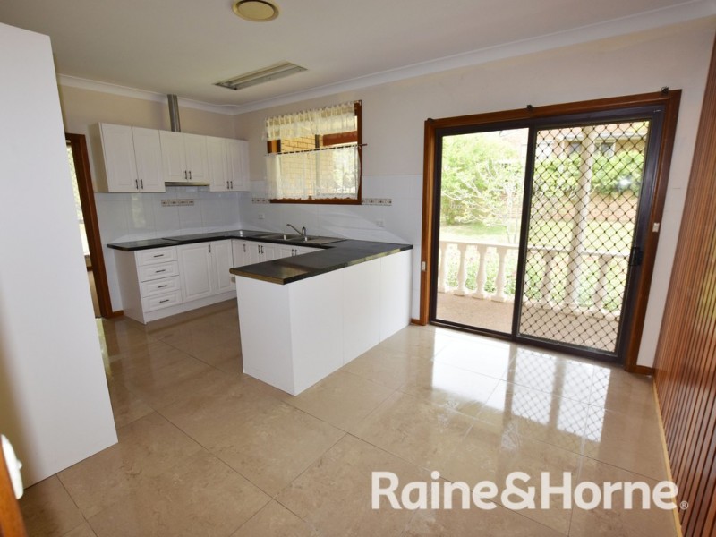 9 Pulari Place, Orange NSW 2800