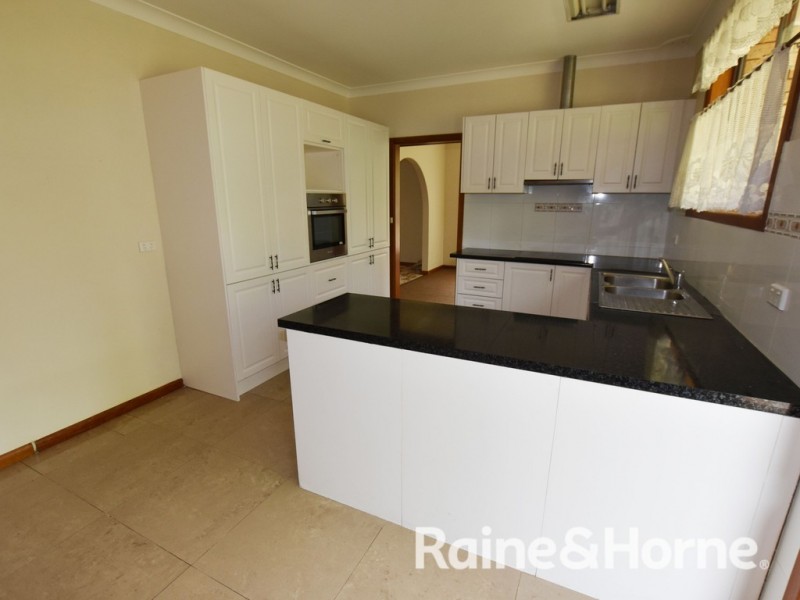 9 Pulari Place, Orange NSW 2800