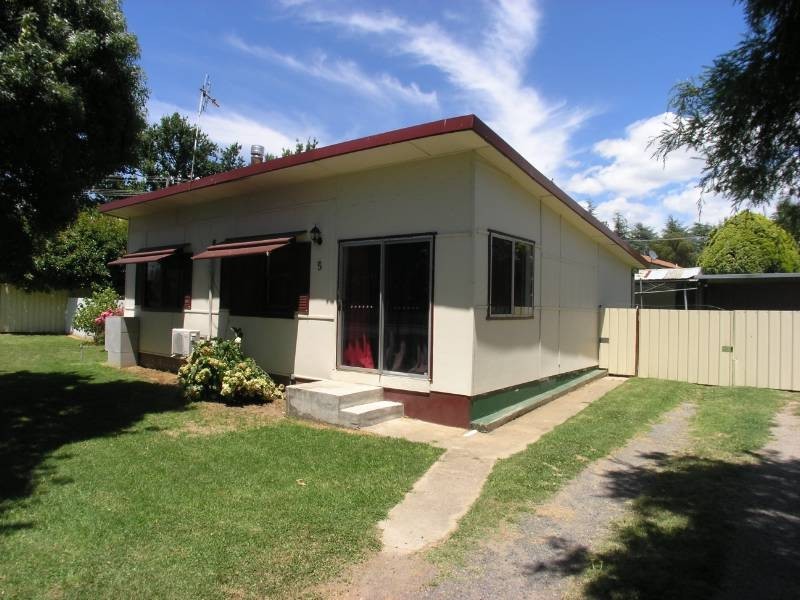 5 Burrendong Way, Orange NSW 2800