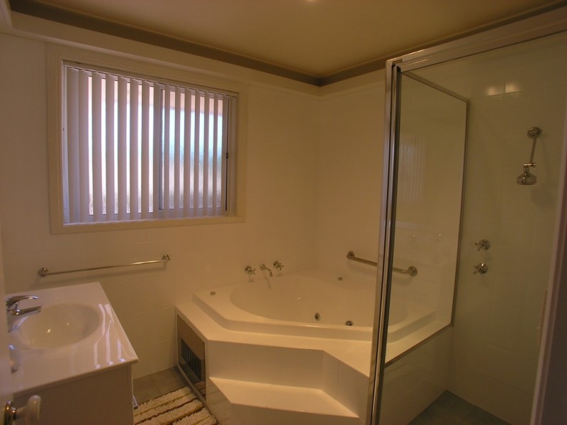 8 Wiare Circuit, Orange NSW 2800