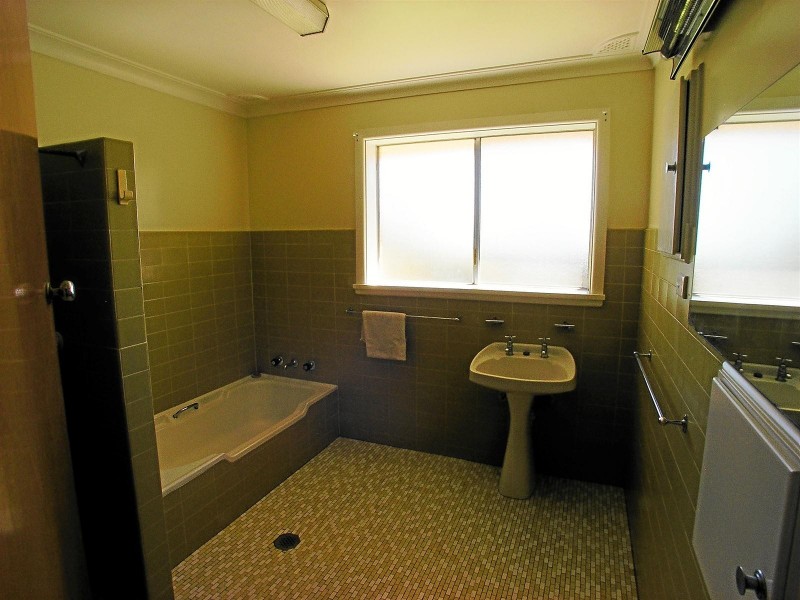 9 Maple Avenue, Orange NSW 2800