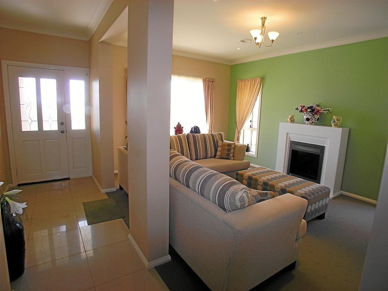 66 Kearneys Drive, Orange NSW 2800