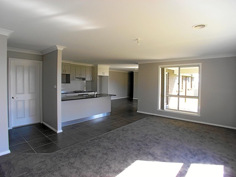 73 Kearneys Drive, Orange NSW 2800