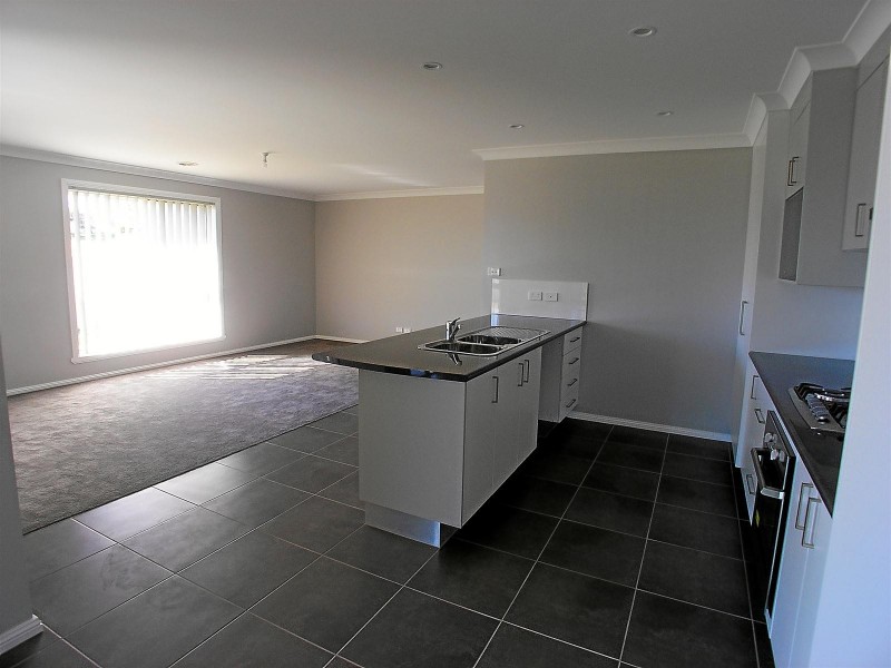 73 Kearneys Drive, Orange NSW 2800