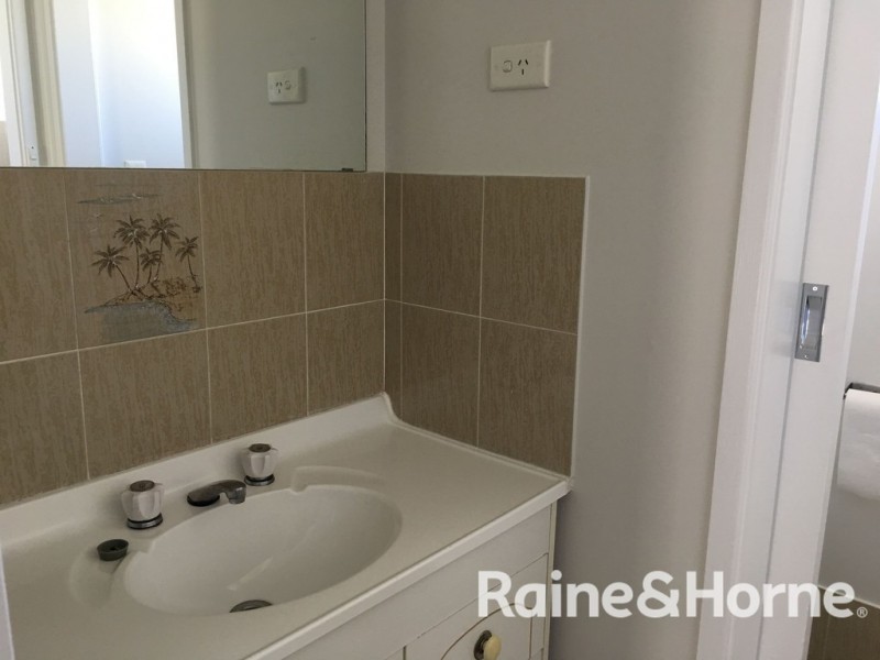 2 Landy Place, Orange NSW 2800