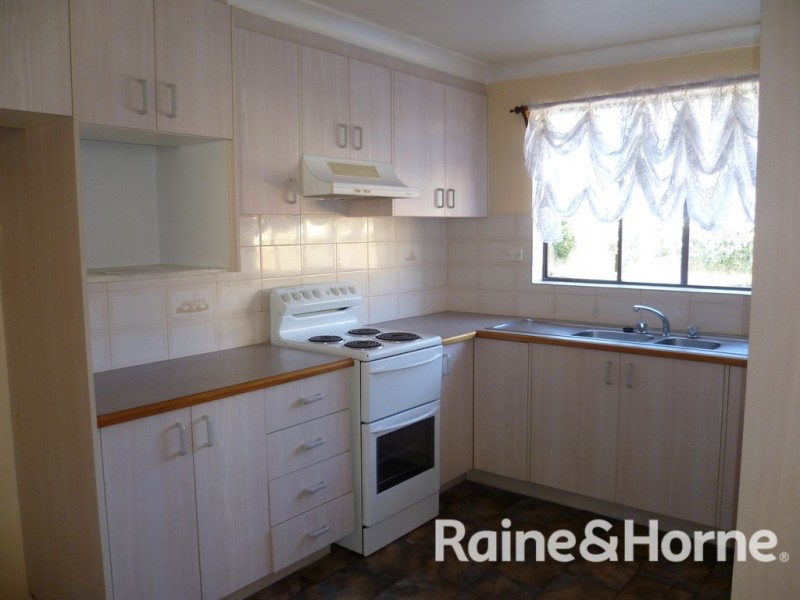 4 Goroka Place, Orange NSW 2800