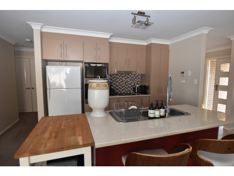 9 Gregory Place, Orange NSW 2800