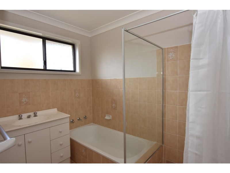 4 Landy Place, Orange NSW 2800