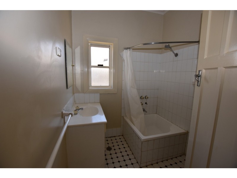 8 Cox Avenue, Orange NSW 2800