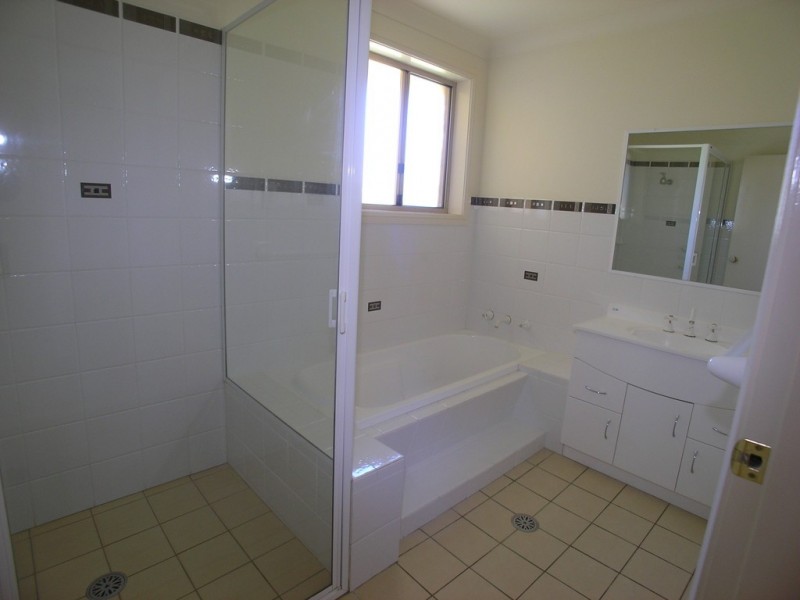 33 Roselawn Drive, Orange NSW 2800