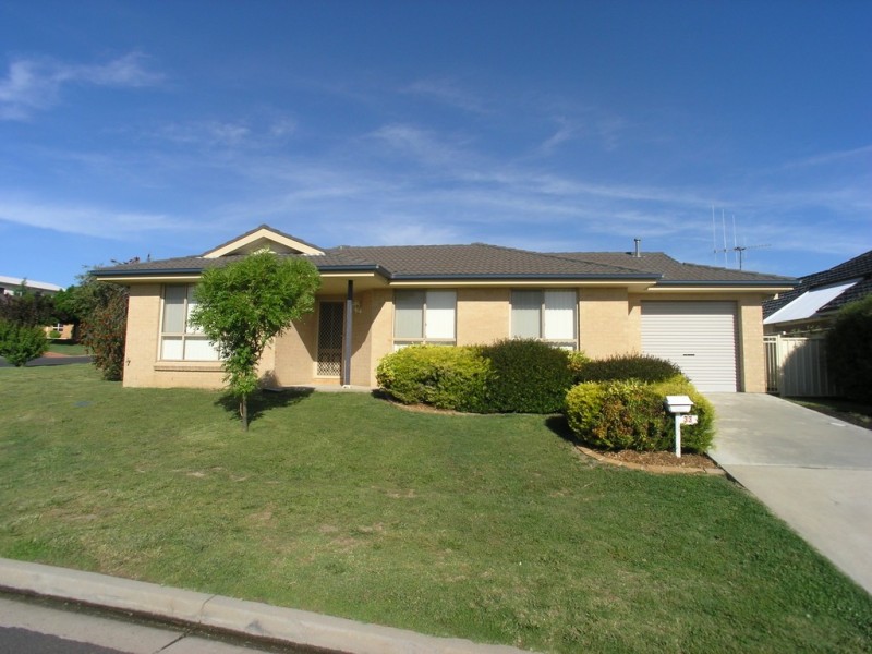 33 Roselawn Drive, Orange NSW 2800