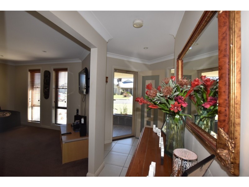 13 Brooklands Drive, Orange NSW 2800