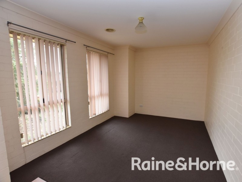 2B Agland Crescent, Orange NSW 2800