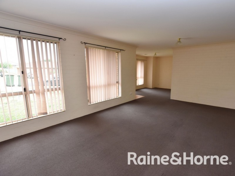 2B Agland Crescent, Orange NSW 2800